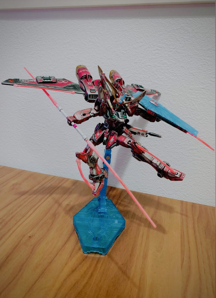 エフェクトパーツ全部乗せストフリやデスティニーと比べると武装がやや地味なイメージがありましたが、これだけ展開すると豪華です。付属のパーツが多いのは有り難いですね。