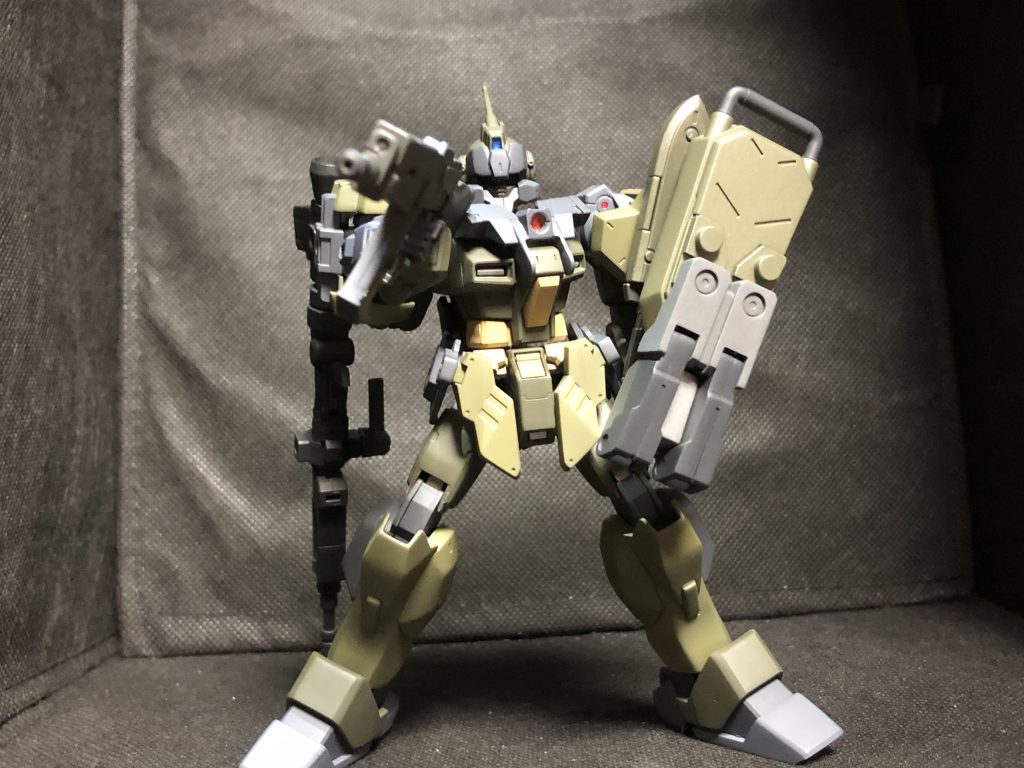 前に作ったペイルライダーバビロンから設定は変わらず、ビーム兵器を持たず実弾武装のみの仕様です。U.C.0095の頃はMSの大型化、ビーム兵器対策がされたものが多い為、戦闘を有利に運ばせることに成功した。胴体のモノアイ付きのアーマー、追加装甲によりU.C.0095の武装に耐えられる機体となる。