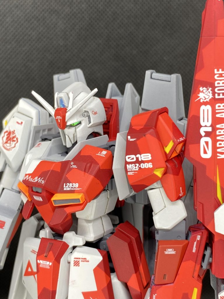 νガンダム用のデカールからパーソナルマークを持ってきています。ツインアイをはじめ各センサー部はhiqパーツのオーロラシールを貼り付け。