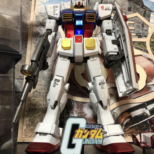 チタニウムガンダム、大地に立つ