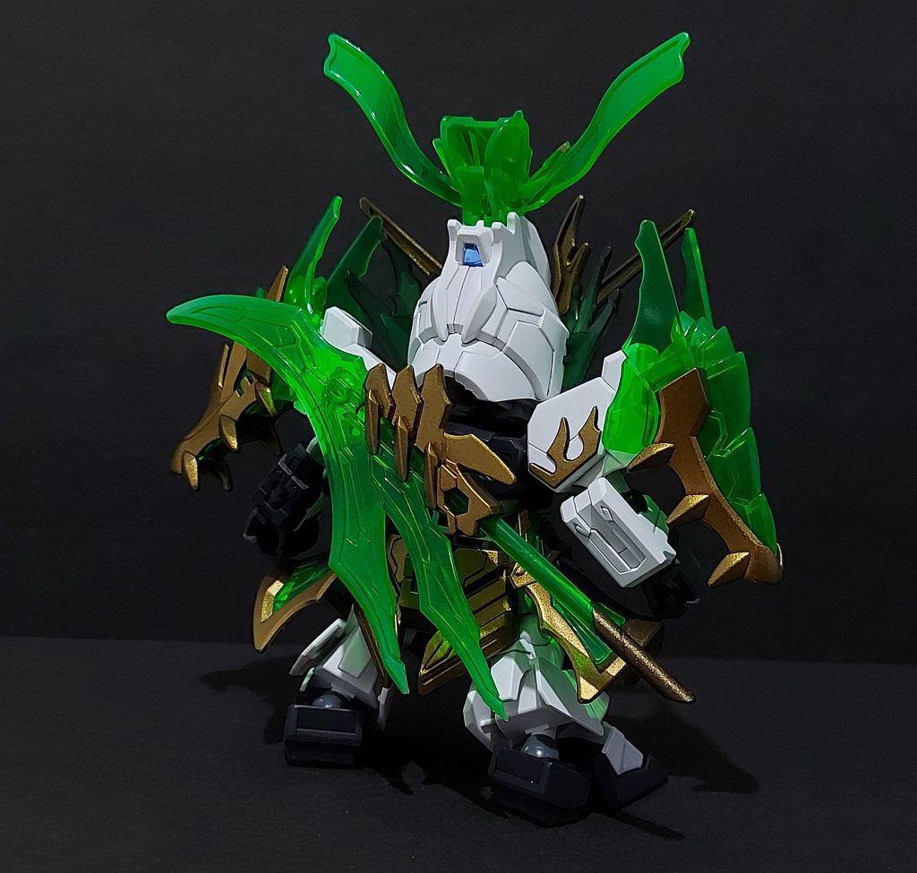 マスキングしづらいので兜後部の緑色を無視させていただきました。兜の飾りと武器のクリアパーツは白でグラデーション塗装を施しました。  