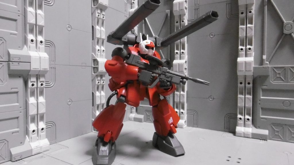 手持ち武器はビーム突撃銃からフォアグリップを外し、取り付け部を埋めた物のみ。元のガンキャノンは格闘武器を持っていないため、ビームトマホーク取り付け改造も無し。ガンキャノンのビームライフルに近い形状の、SEED銃を探してみても良い物が見つからなかったので、消去法によるものです。