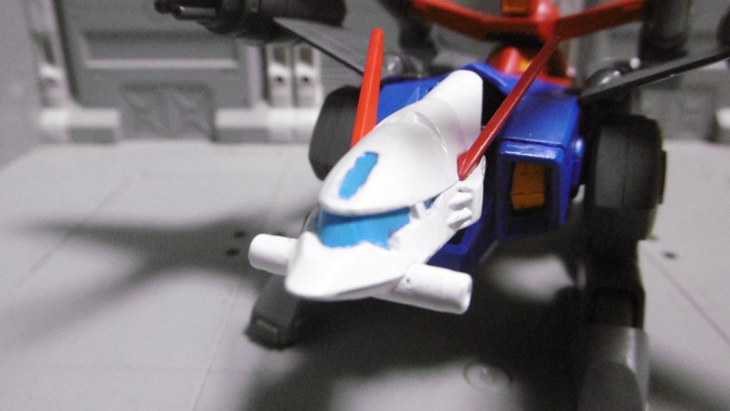 頭は丸々バクゥ。モノアイを消して頭部もどきの表現。元のガンタンクは格闘兵器を持っていないので、口に咥えたビームサーベルはただの飾りです。