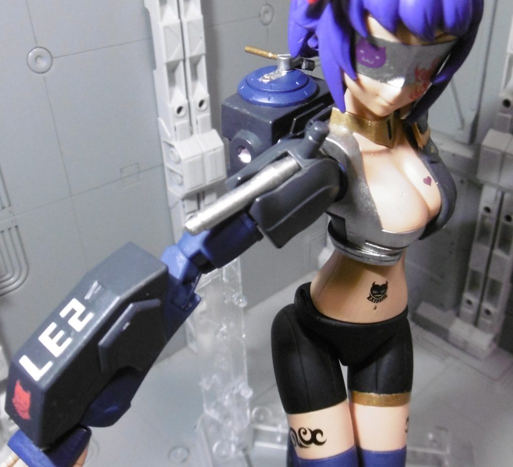 微改造した腰アーマーかバックパックが無いと、ポージングで自立できない子。意外と体幹までは逞しくないようだ。