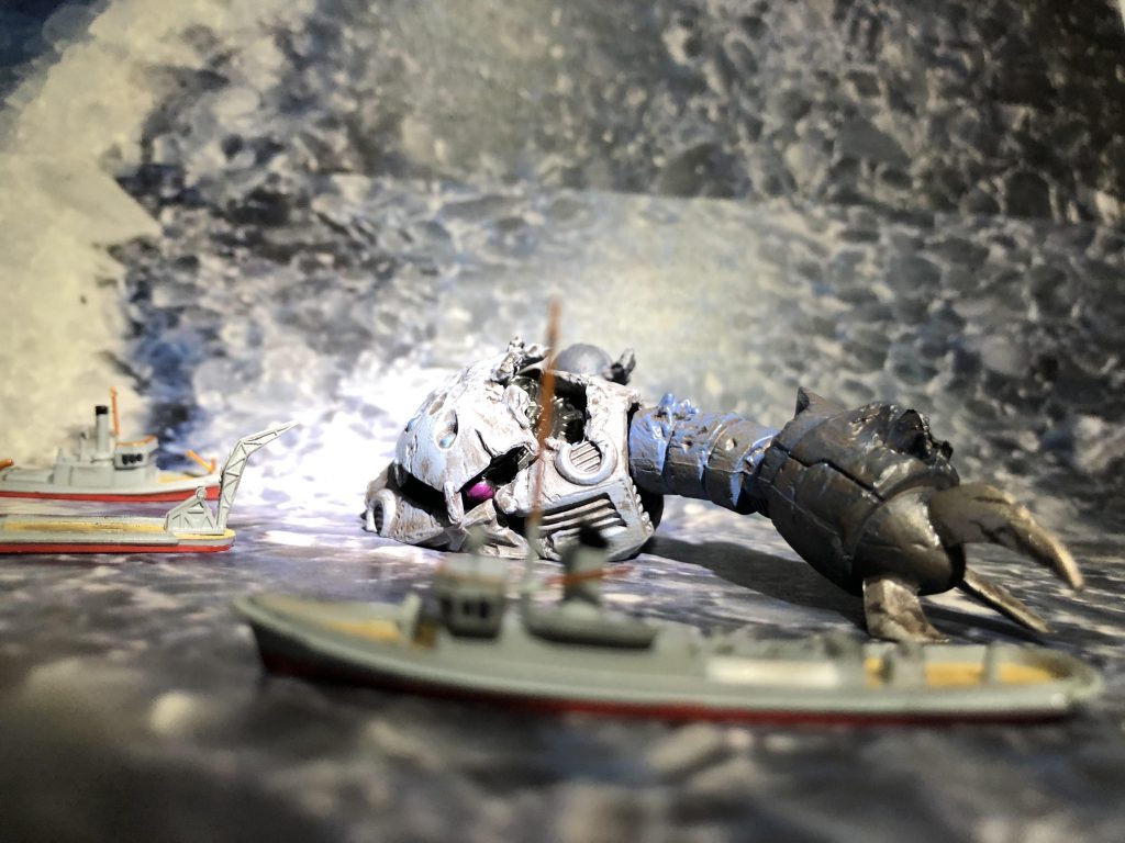 ...ブゥォン。「う...そだろ。機関全速！退避ーっ！」（悲鳴と爆発音）...今回も拙い妄想にお付き合いいただき有難うございます🙇‍♂️使用したズゴックのダメージキットは食玩・MSイマジネーションから。半壊したズゴックを取り巻く艦艇は、ウォーターラインシリーズのタグボートセットを使ってます。ちなみに、小さな船を仕上げるの、私の腕前ではめちゃくちゃ大変でした😫