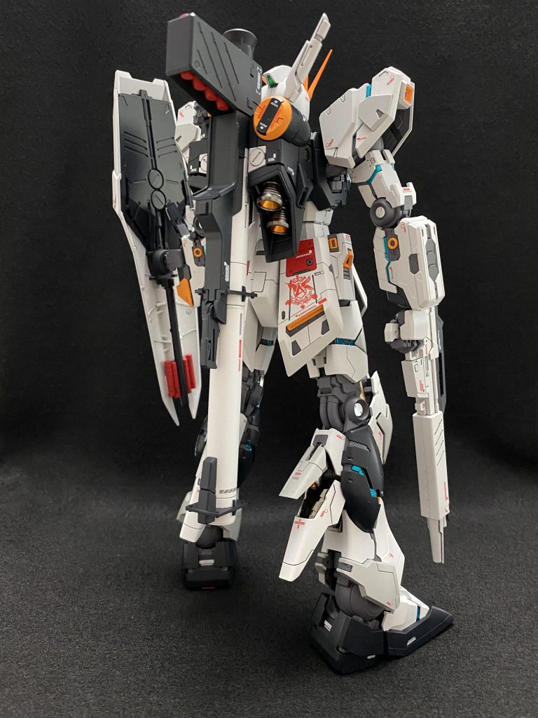 背面から。バズーカはバックパックに取り付けられます。劇中のトリッキーな発泡場面が蘇ります。シールドに使わなかったエンブレムはリアスカートに貼りましたが、コレは失敗でしたね。主張が強すぎる…。さて、お次はいよいよフィン・ファンネルを取り付けます。