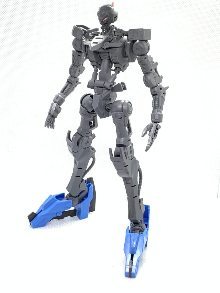 装甲全部脱いでガンダムフレームのみで。流石に素組みだと各ディテールが目立ちませんねまあ普通は装甲に隠れるからいいんですけど