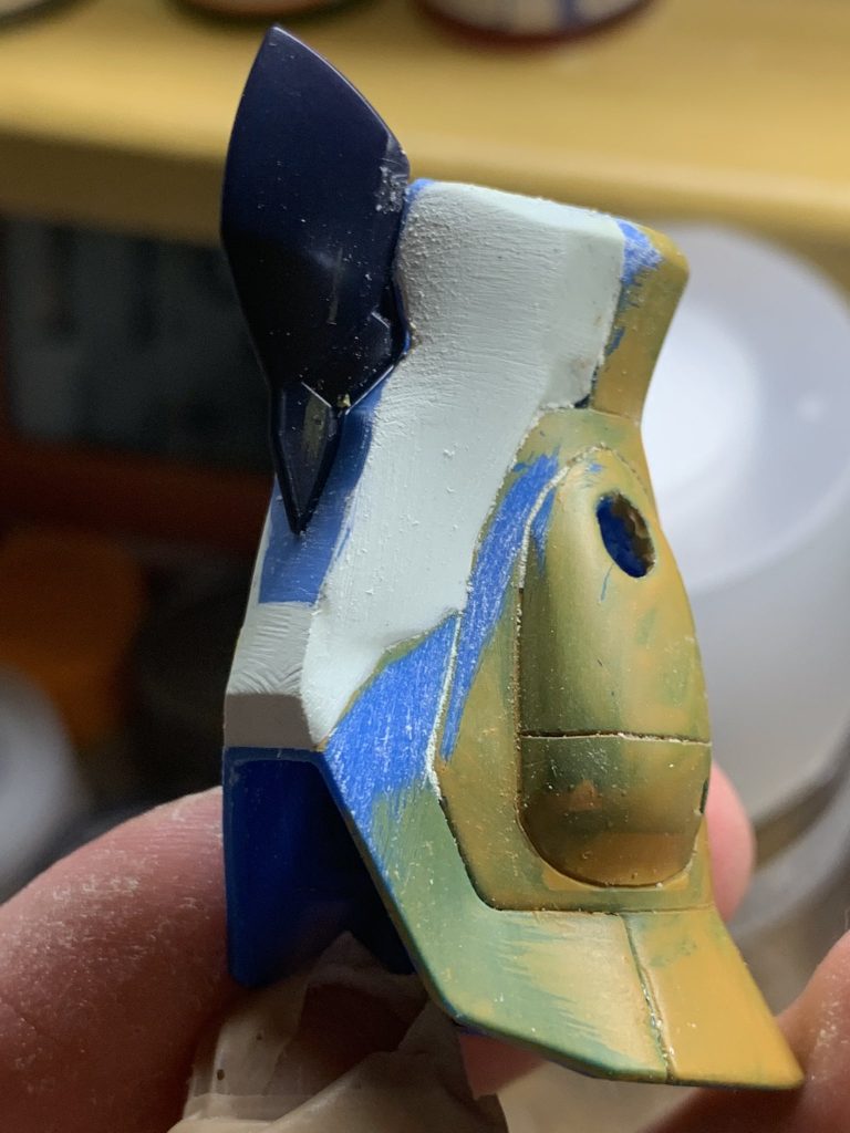 おひざ。グフとは違う膝アーマーを取り付けるために、プロトタイプグフの膝をパテでアレすることにより成った。脚部スラスターは強引に削っている。