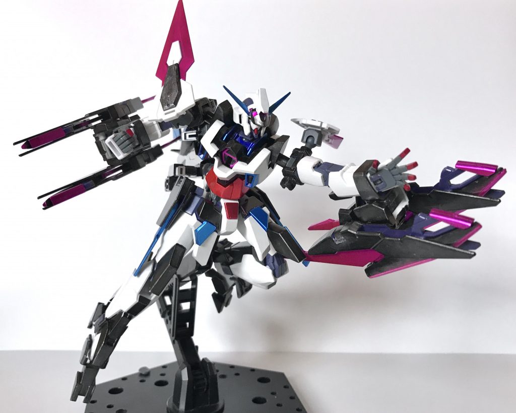 武器はベース機の装備に加えて，肩のウイングを腕に接続して使用する「オルタライズガントレット」を装備．元のFファンネルに比べてシグルブレイドの範囲が拡大しているという特徴があります．