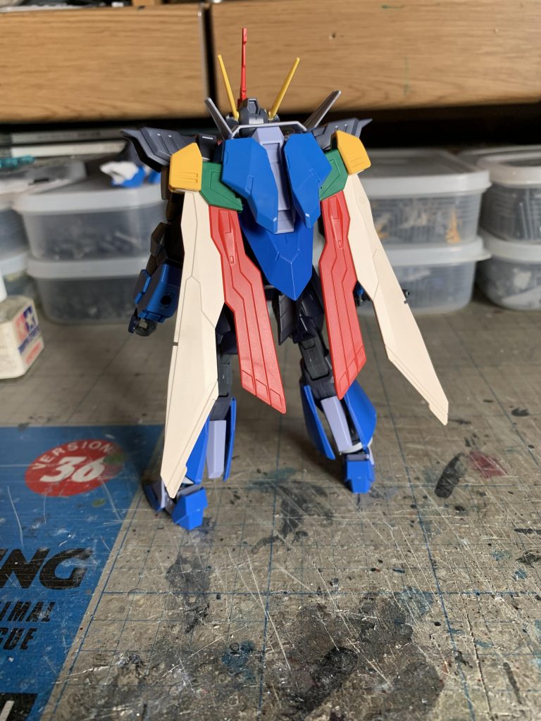 ウィングガンダムフェニーチェの羽根を装着すると、いい感じにマントのようになりました。