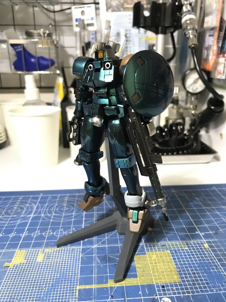 Mr.クリスタルカラーターコイズグリーンを利用。下地にはガイアノーツさんのサーフェイサーエヴォブラックを使用し、コンパウンドをかけて特殊金属感を出しました。