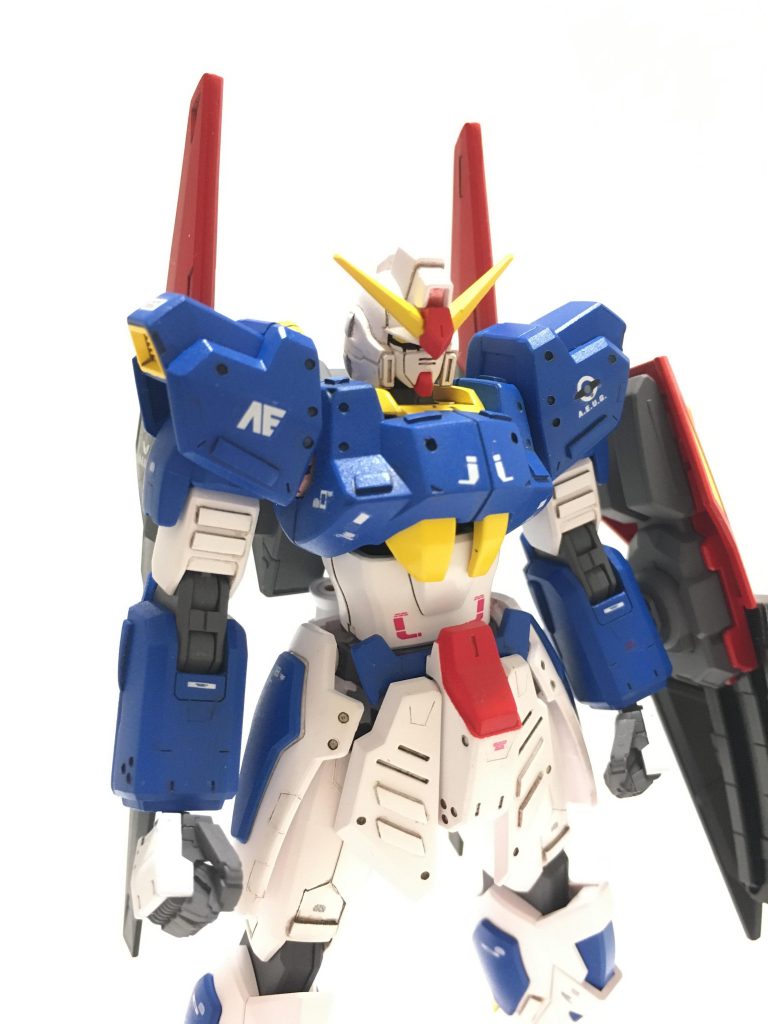 バストアップ。今回自分がやろうと思ったのは、とにかくディテールアップです。元々シンプルなのが好きなのですが、一回くどいくらいのディテールを入れてみようと思ってやりました。顔はガンダムタイプにしようと決めていたので、好みの顔に適当なアンテナをくっつけました。微妙に襟と頭部が干渉するので、可動の支障とならないように適度に削り込んでいます。