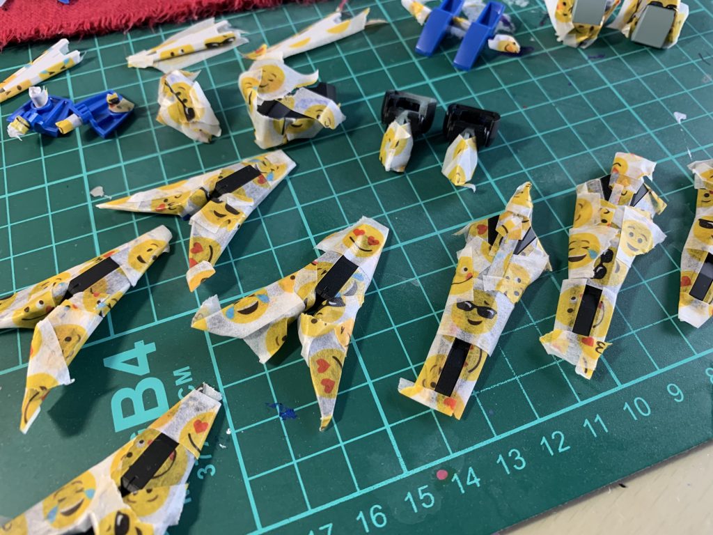 マスキング作業テープはこんな可愛いのしか持ってなかったのですが今思うとこのデザインが苦しい作業の一助となっていたかなと。