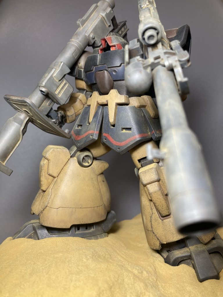 フル装備です。ラケーテンバズは本体の合わせ目消しは頑張ったのですが、マガジンやらの合わせ目消しを忘れてます😓左手のバズーカはジャンクになってたシナンジュ・スタインのバズーカで、合わせ目消してません。思いつきで持たせてみたら良かったので採用しました。両手にバズーカいいですね。ドムいいですね。