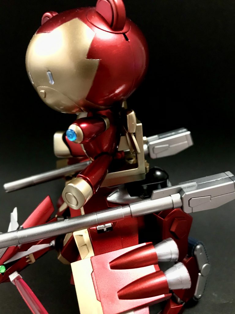 プチッガイ付属のチェアーストライカーを用いて合身した状態です。前述の通り、本来プチッガイ背面側にあるべきチェアーストライカーのアダプタを下向きに差し替えています。本来はアダプタ部をチェアーストライカーに格納するための差し替えのようですが、軸を下向きに向けることも可能であり、ラゴゥ側のセンサー受け口と同じサイズであることから、無改造で乗馬(乗虎)が可能になります。