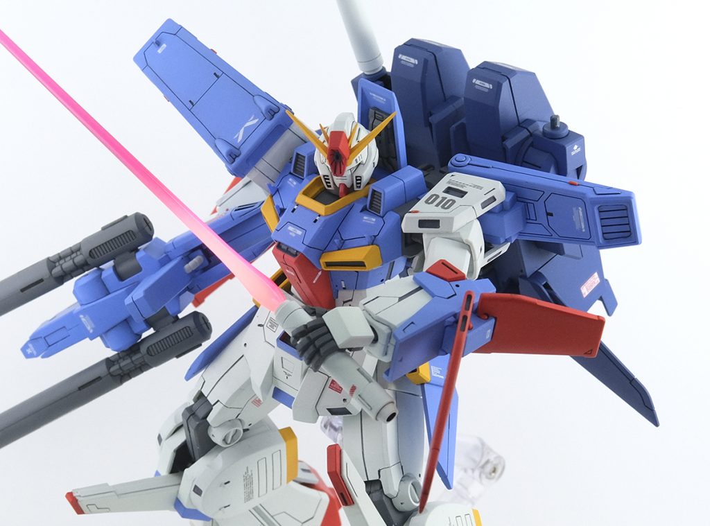 バックパックと本体の間にジョイントパーツを仕込んで隙間を広げ、肩の回転時の干渉を回避できるようにしました。