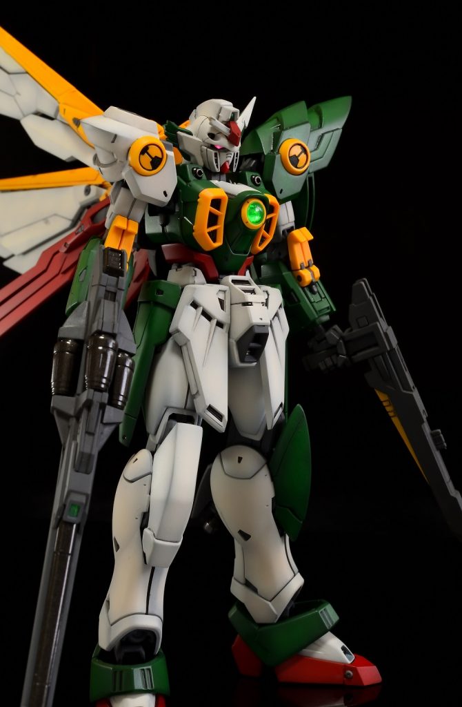 基本的にはHGのパーツを切って削って必要箇所を模型用接着剤でポン付けしてますが、その他は…右膝アーマーをプラ板とパテで大型化足部に◎モールド追加肩部ビーム砲ディテール追加翼の基部ジョイントをプラ板など使用し作成フェニーチェ翼の赤羽部を展開できるようにし、RGのウイングに取り付けられるように加工しました。