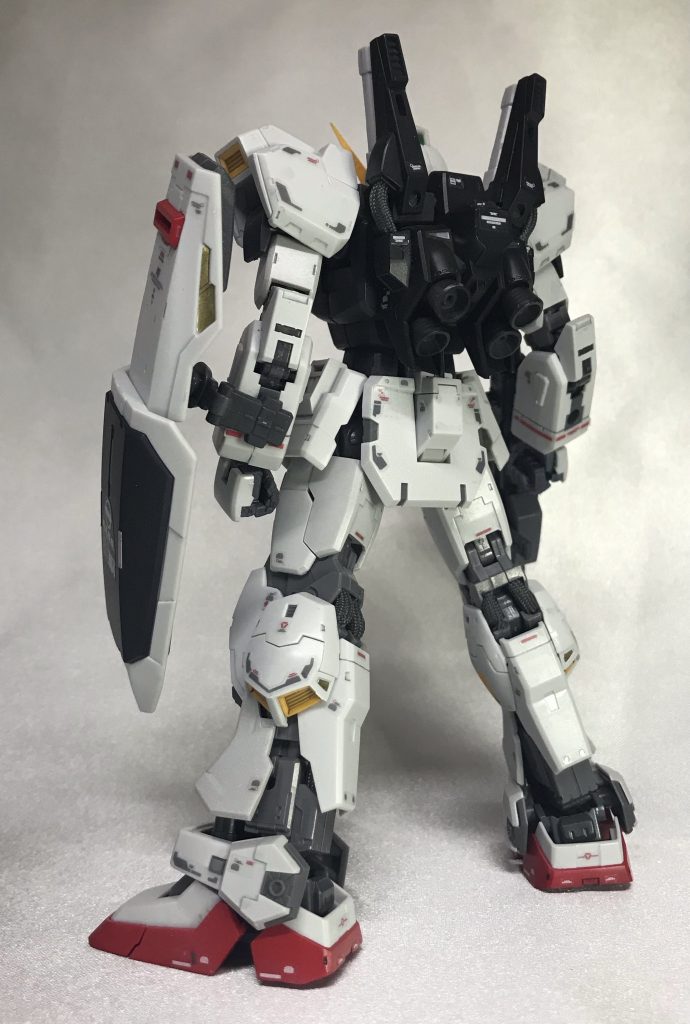 挙げるとするならば、、MGでは頭部側面や武器類などに合わせ目が出てしまうんですが、RGでは合わせ目が出なかったり段落ちモールド化されてます。肩アーマーやフロントアーマーの裏打ちがされてたり、MGでは一発抜きの1パーツとなってるフロントアーマーがRGでは3パーツ構成となっており、ディテールも細かいです。ダクト内部の再現も、胸ダクトこそMGでもされてましたがそれ以外の箇所も全て再現されているのがRGでした。可動に関してもRGのほうが優秀であり、これだけの精巧さでありながら最初から組み上がってる状態のアドバンスドジョイントのおかげでRGのほうが作りやすいと感じました。泣くな、MGオレは好きだぞ