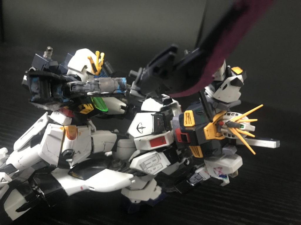 カテリアル「リアクション芸人のようにビビるなぁ！」νsガンダム「お前は偽モンなんだな！」カテリアル「ホ°ケモンみたいに言うなよ」νsガンダム「○の場所一番意味ない場所にすな」　カテリアル「調子に！乗るなぁ！」カテリアルはνsガンダムの腰を掴み思い切り持ち上げる