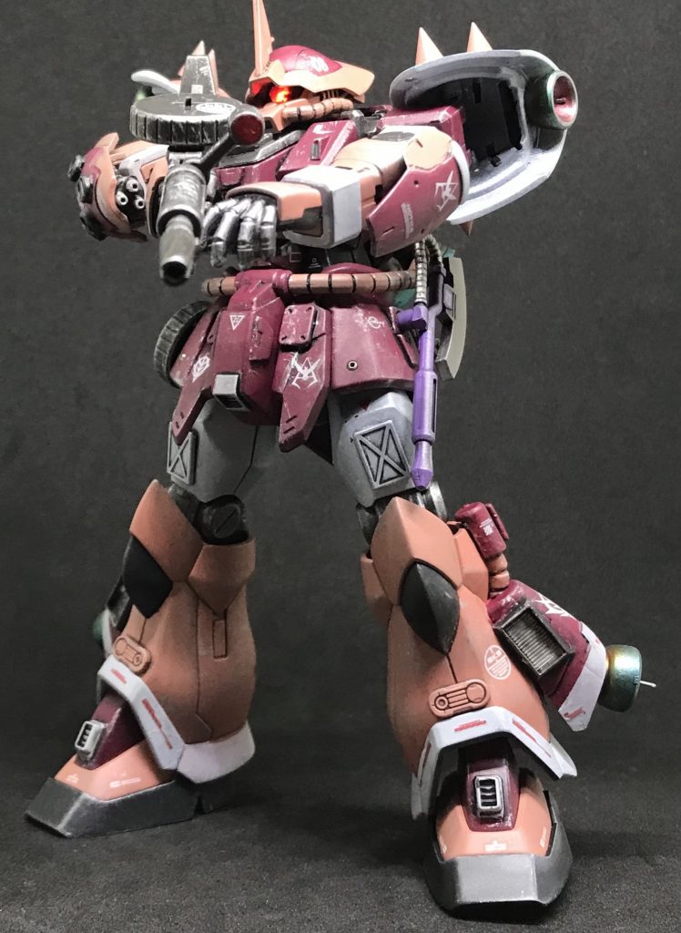ザクマシンガン、ヒートホーク装備。予備マガジンは右腰に取付できるようにしました。