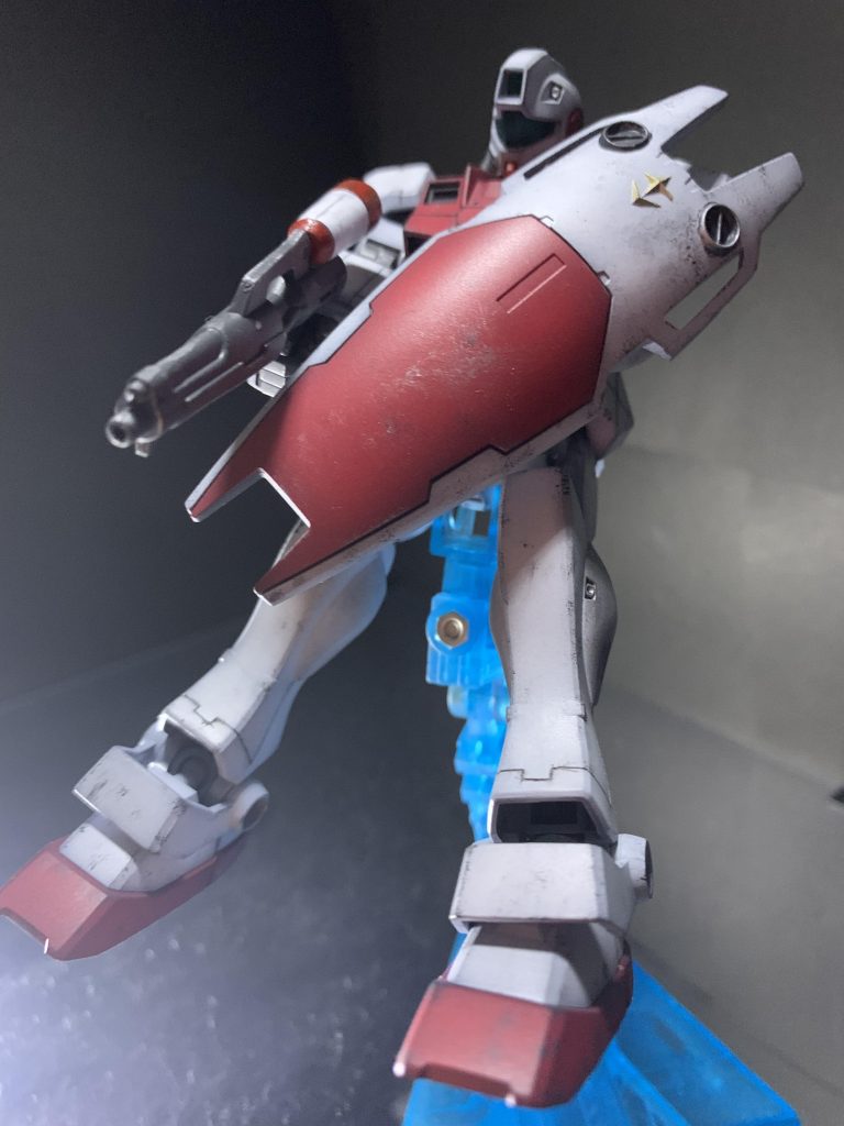 曲面シールドで敵の射撃を受け流しながらの射撃ポーズ、カッコいいですよねジムコマのこのポーズ。これも稼働域がもう少しあればぐぬぬぬ!