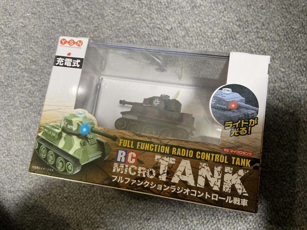 ベースはブックオフ様で出会った謎のラジコン戦車、RCマイクロタンク！光るしラジコン、このサイズで900円くらいだったと思います。この時は何かミキシングでアホなこと出来そうだなぁ、くらいでした。使えなくてもかわいいしいっか✨みたいな。