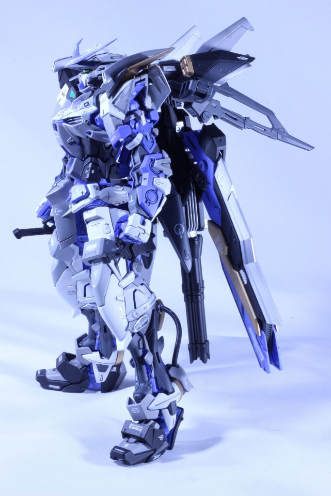 黄橙色はゴールドに、武装のホワイト部はシルバーにそれぞれ置換、装甲はガイアニュートラルグレー1と3にて塗装してます。脚部にRGサザビーじょパーツを奢ってちょこっとだけディテールアップ。