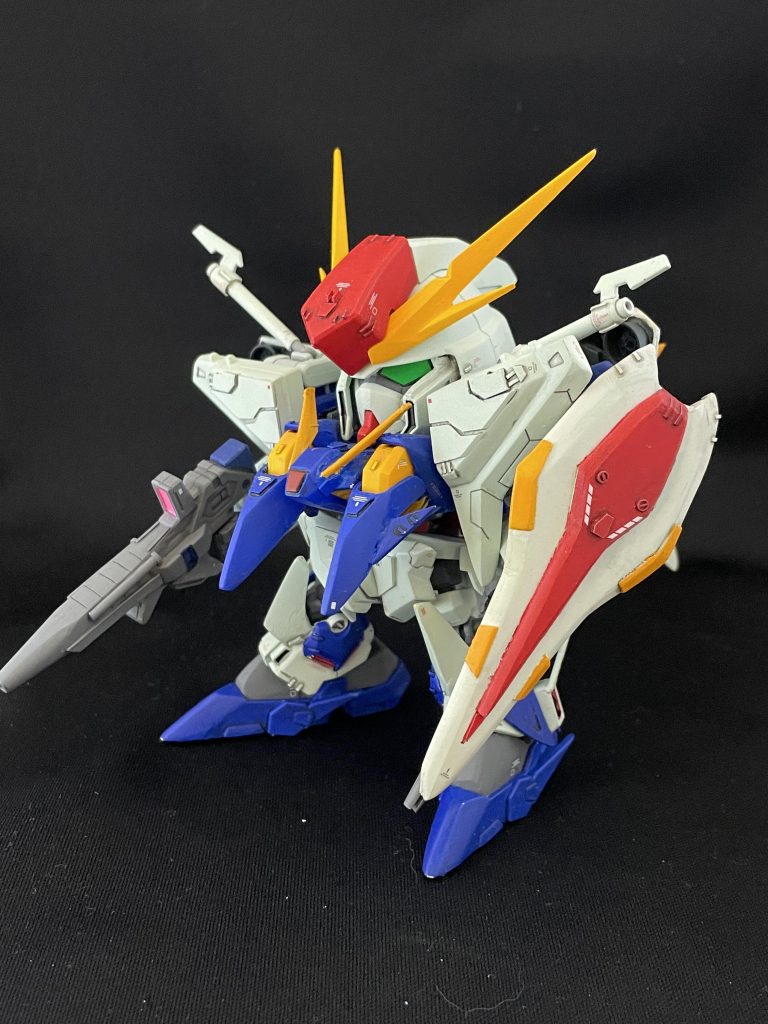 小説版デザインの特徴としては胸部のアンテナやマスクのへの字が存在しないこと、gジェネ版に比べ鋭角的で一部ディテールの省略等があるのでこのあたりを重点的に改造をしました。