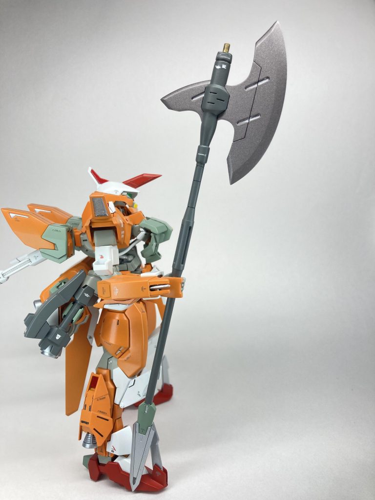 大型ハルバート本機用の超大型戦斧です。斧刃による叩き割り、ピック部による引っ掛けや斬りつけ、石突き部の槍での突きとこれだけでも多彩な攻めが可能にしました。実際のハルバートとの差は石突き部に槍先がある事で、斧刃上は後述の用途のためわざと開けました。こちらは、ビルドシリーズや鉄血キットで作成。