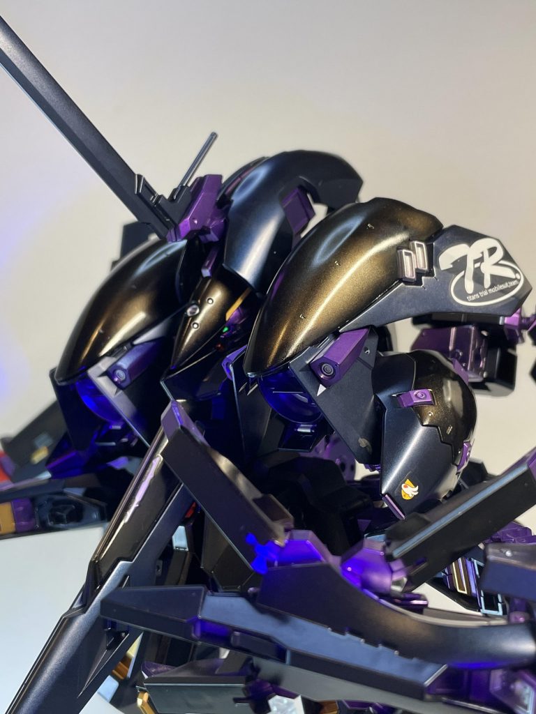 左サイドには大きめのTRデカールで逆サイドには貼らずにアシンメトリーにしてます。