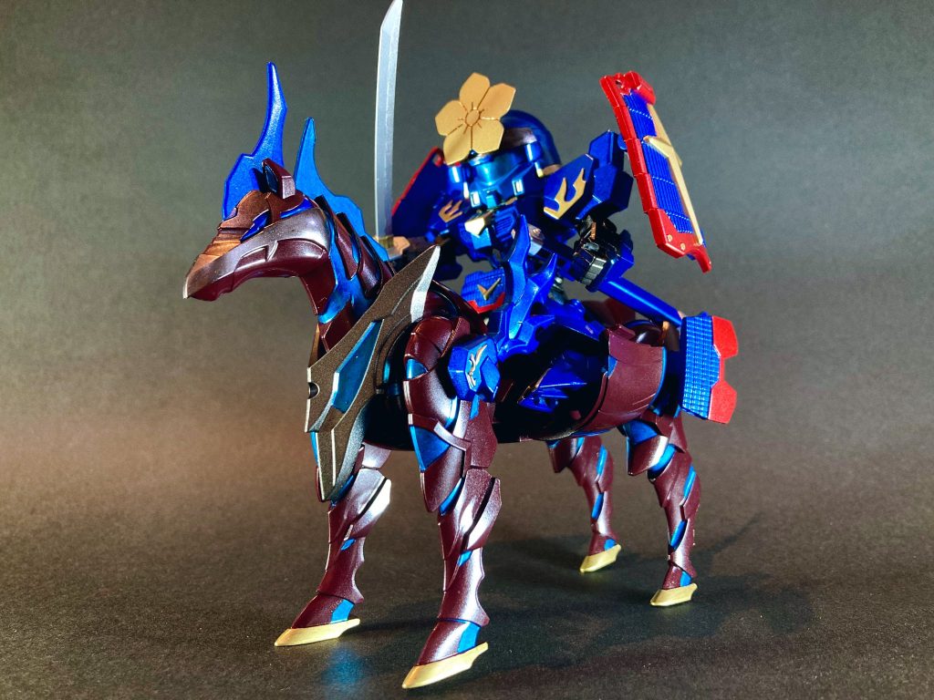 【軍馬 大鹿毛】光秀ジェガン専用の愛馬。猛々しい立派な体躯と美しい鹿毛(かげ・茶褐色の毛並み)の風貌から号する。明智軍の本拠🏯近江国坂本城は琵琶湖に面した水上城塞として知られるが、対岸の打出浜から主人を乗せて泳いで渡り切ったという