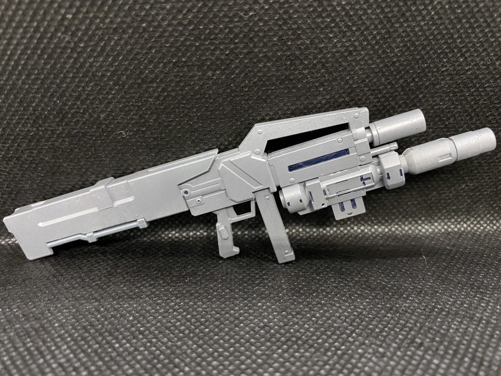 ライフルは30MMのランチャーをポン付けし、フルドドのパーツを使って後方へ延長。マズルもサプレッサーのようにしてみました。コンポジットシールドブースターは稼働や保持の兼ね合いで未使用です。