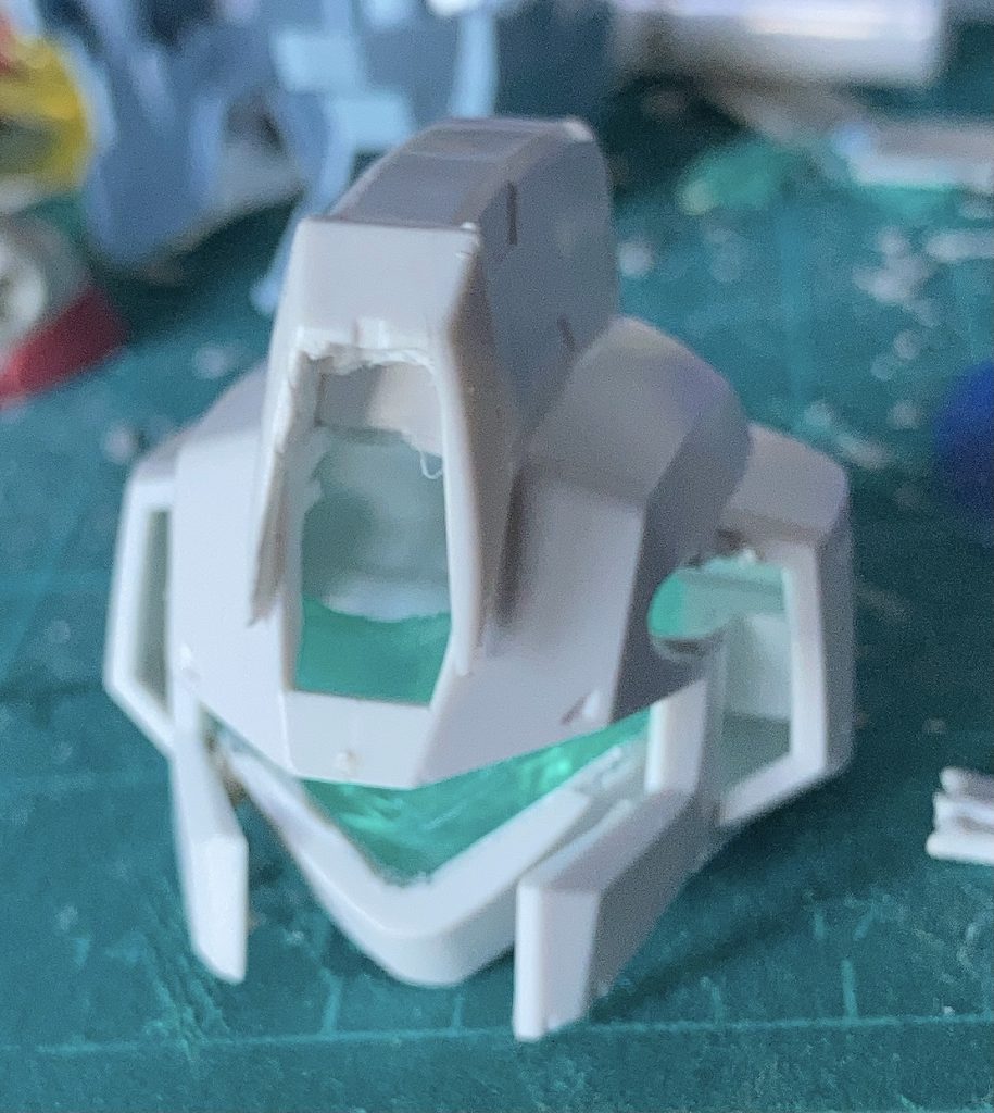 頭の構成は、メットはΖガンダム、大きなバイザーはクロスシルエットフレームのジム頭をクリアレジンで複製して作成しました。