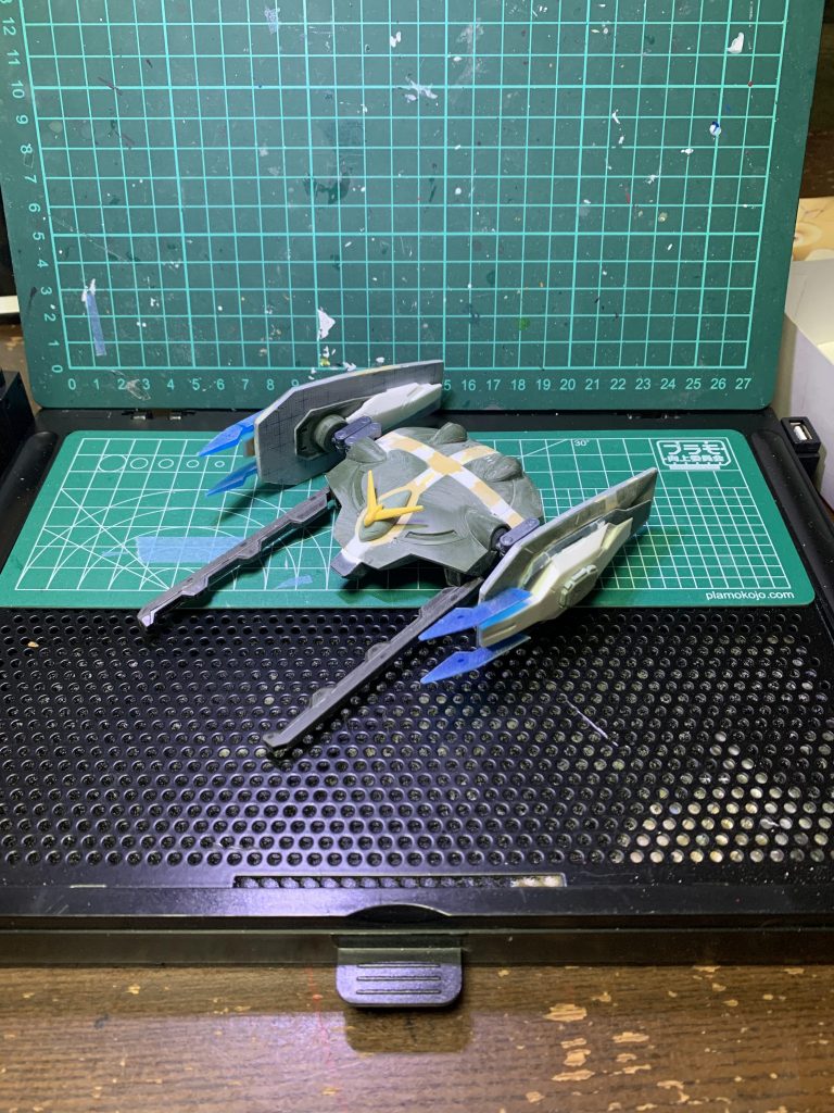 制作内容2 バックパックを分割し、プラ板、パテを使用して約6ミリ延長シールドも同時に大型化して、ディテールアップの為にレギンレイズジュリアからパーツを流用青い爪はシアクアンタから流用