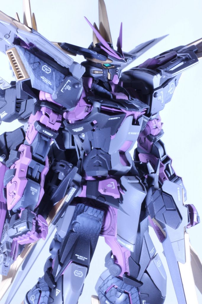 装甲はガイア黒サフをメインに、ガイアニュートラルグレー4と5を使用。スネークスキン柄は垢すり用スポンジをバラして被せてエナメルのうっすいグレーをさっとひと吹き( -ω- ´)フッ