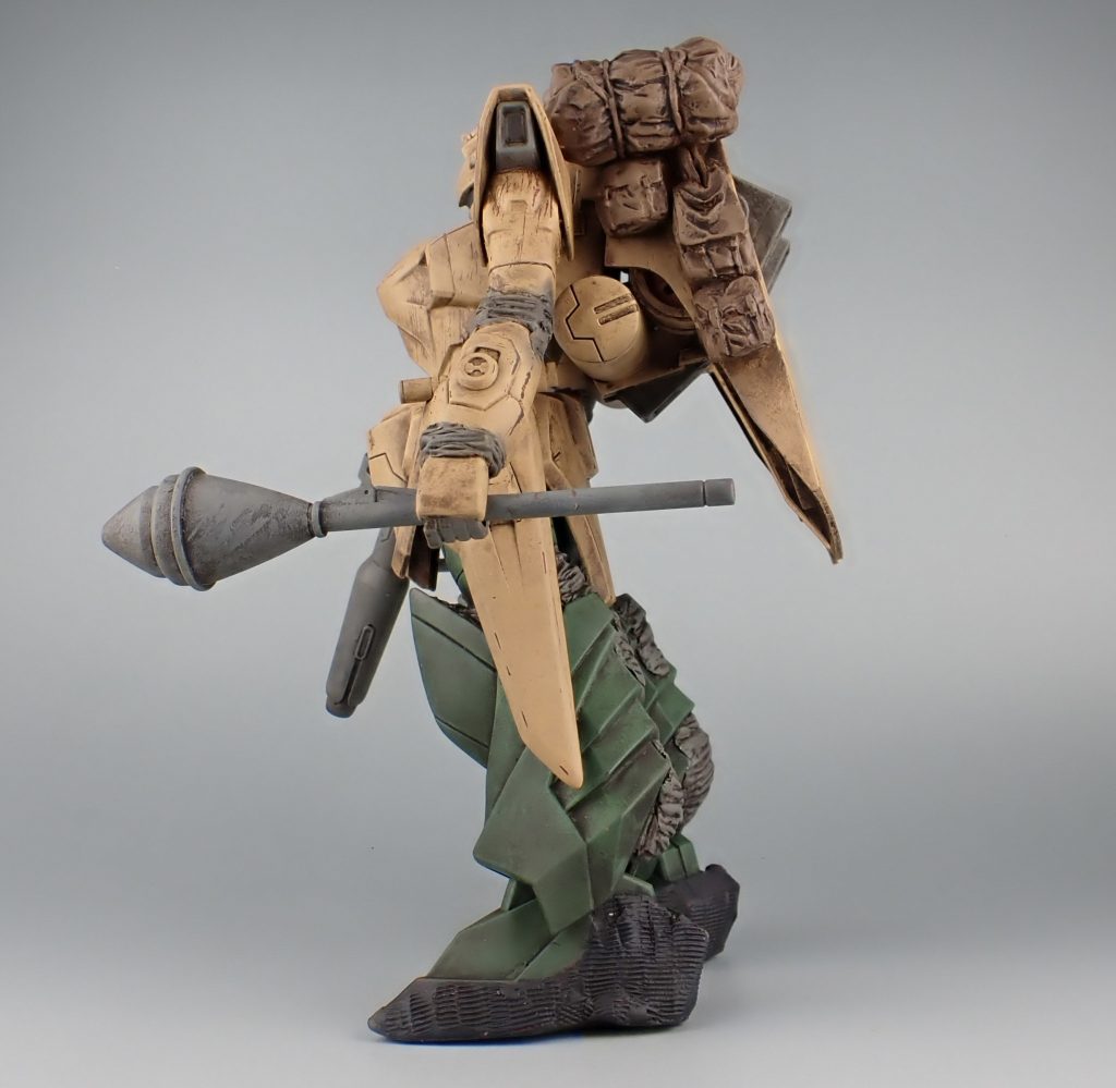 武器を持たせるために関節の角度を少し変えています。背中の荷物はホビーショーのジャンク詰め合わせで入手したものを背負わせました。