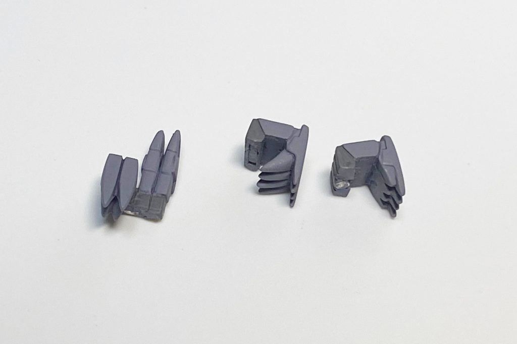 キットの可動指は削除し、自作指の差し替え方式(磁石接続)に変更。握り、武器持ち、ロボット魂を参考にした印を結んだもの(右手用)の3種類を用意。