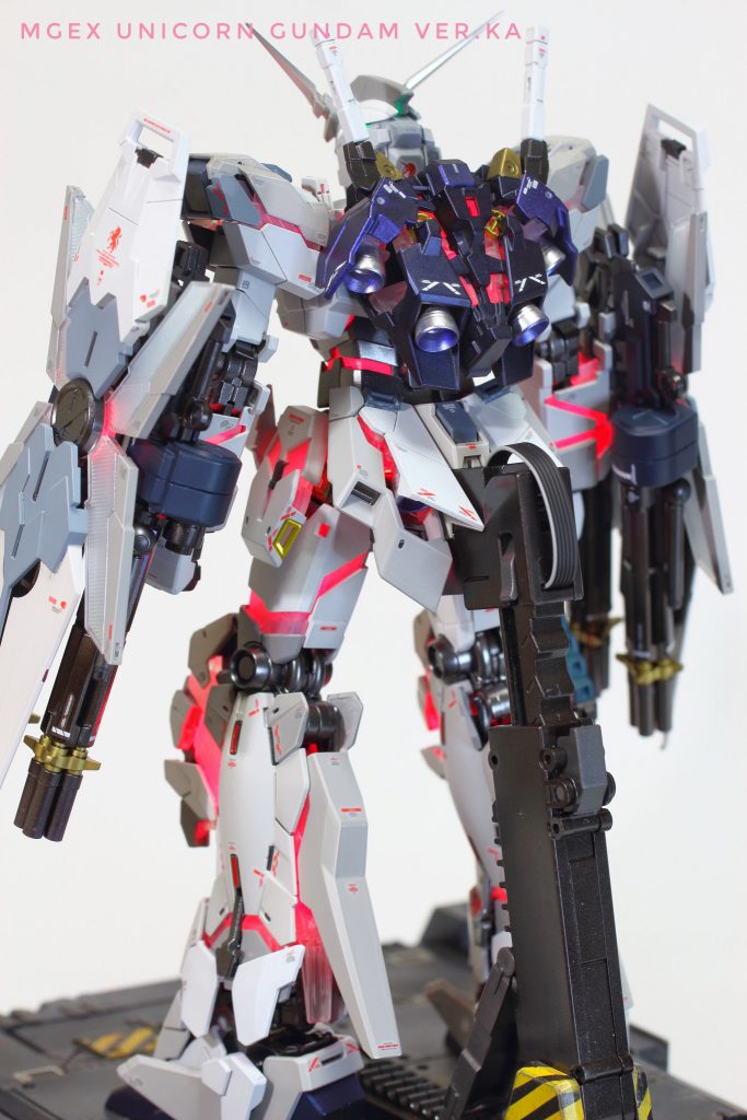 デストロイモードのサイコフレームから溢れる光クリアパーツをつや消ししたので､ぼやっと光が広がってます