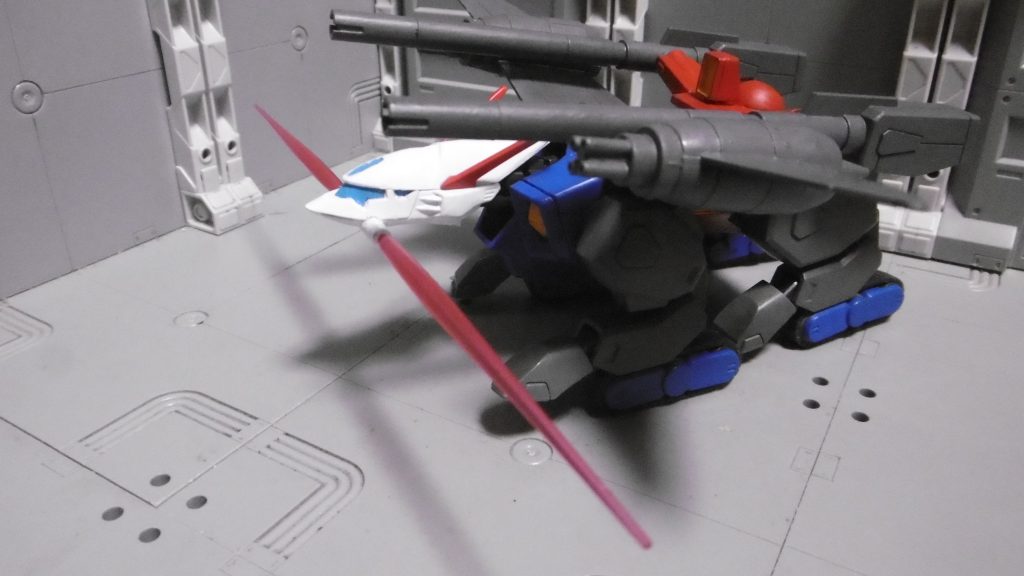 …なんてコトもなく、使えるモノは何でも使うスタイル。他の武装もまともじゃなく、どちらかといえばビーム偏重MS。あくまでタンク。このまま突っ込んできます。