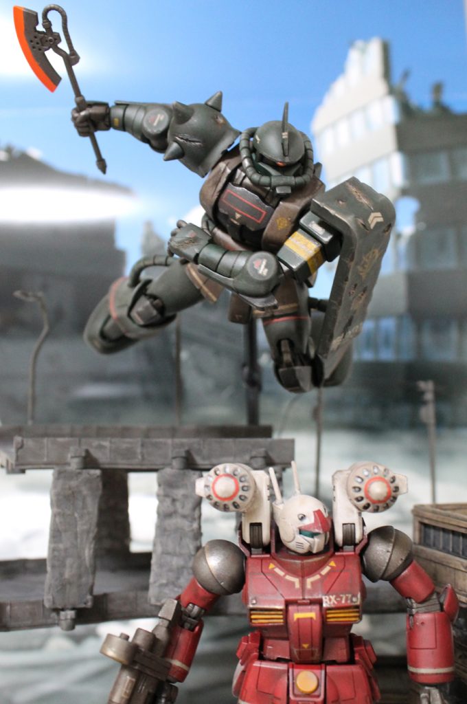 歴戦の猛者である軍曹が搭乗するザクが後方より勢い良く飛び出す！『もらったぁ～！　覚悟ぉ～！』