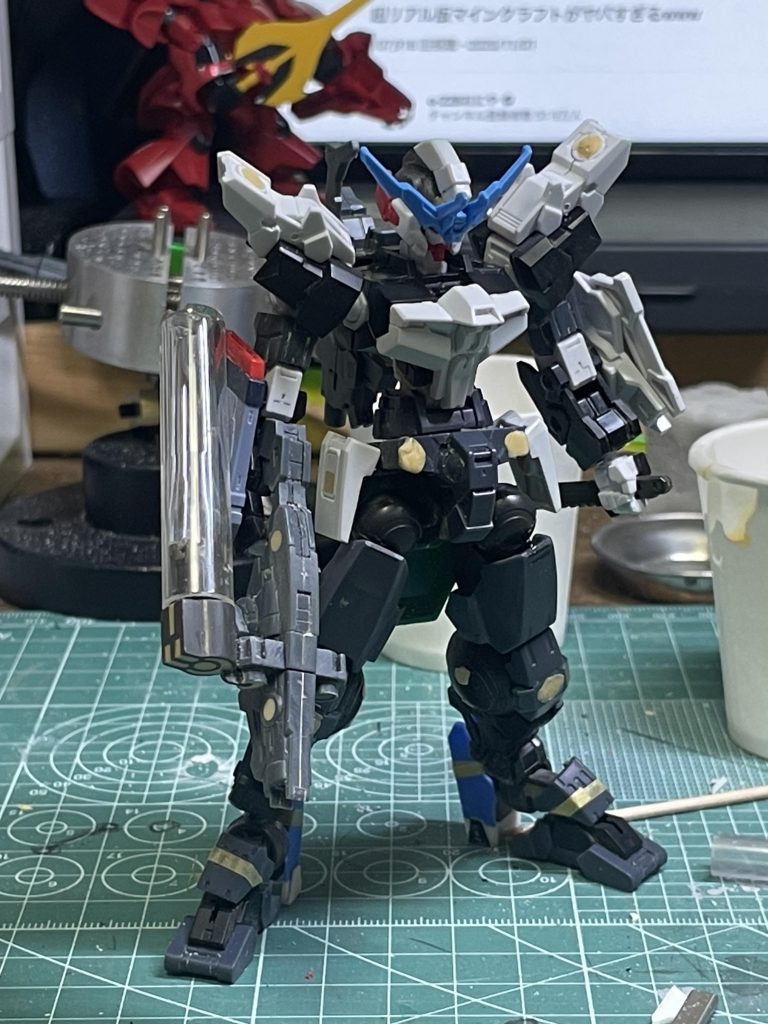 色々削ぎ落として、今の形に落ち着きましたw30MMの追加装備のための穴埋めがかなり面倒でした！！！そして30MM小さい！！！ガンダムフレームの脚部や、足の根元のジョイントで伸ばしたりして何とか頭身誤魔化しています…色は暗めでもカッコよかったかもしれませんが、30MMの何かのPVに出ていた機体に一目惚れしてガルグレーメインの各種グレーで塗り分けました。