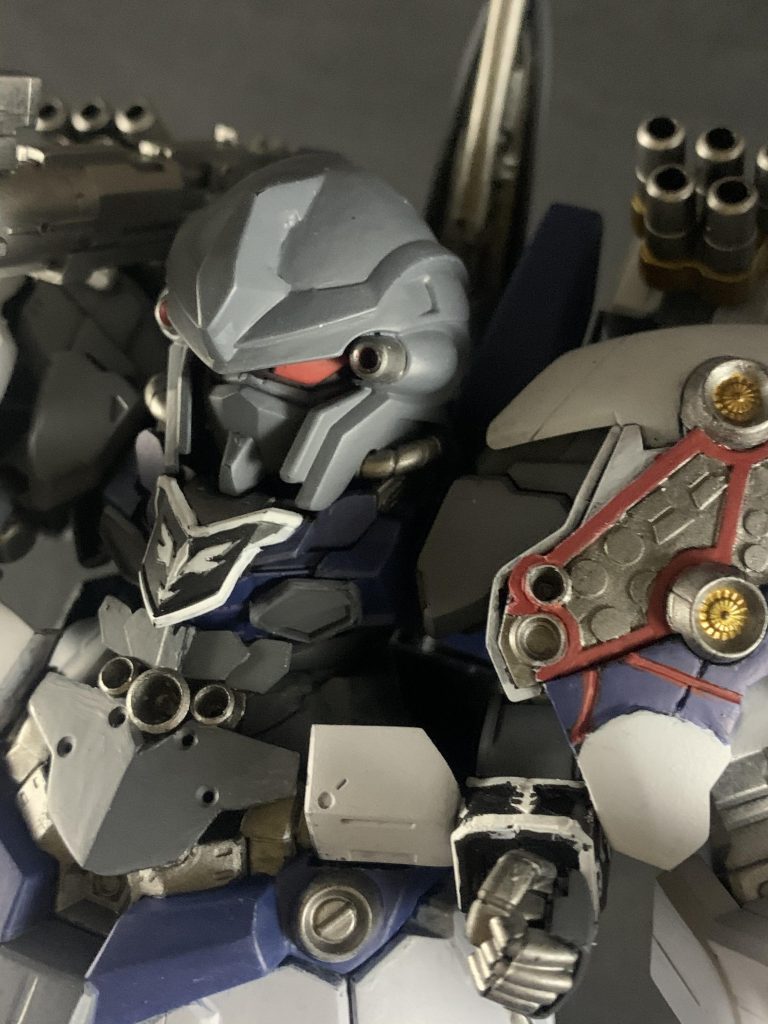 写真撮ってから気づきましたが腰の部分のマイナスモールドみたいなのがⅡネオジオングはバーニアみたいな形だったので後日作り替えました。塗装のムラはアジだと言い切ります。