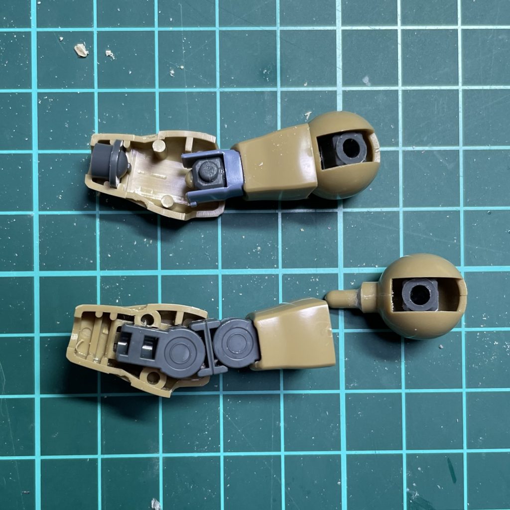 腕部:初期関節ではライフルも構えることができない、なさけない関節なので、内部フレームを切り欠いて