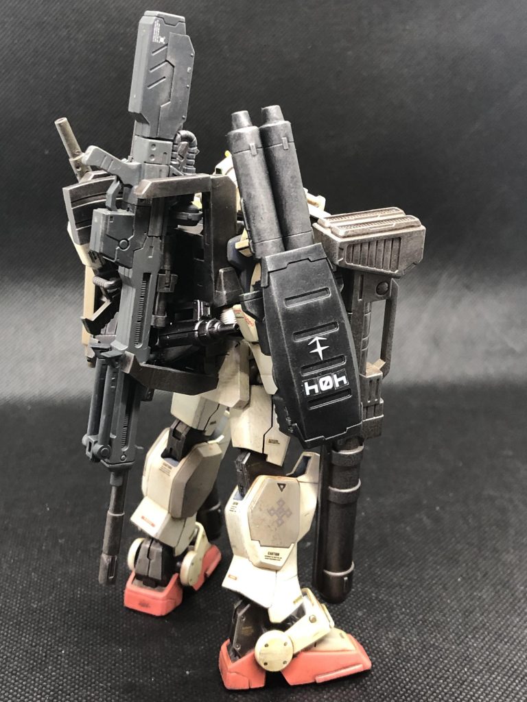 武装はすぐ使えるように、背中に直接担いでいます。