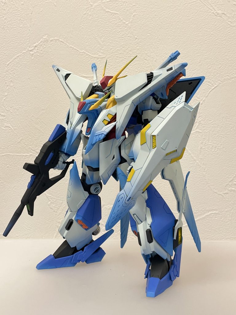 グラデーションの青はサフエヴォスカイブルーを使ってます。胸部は特に多めにグラデーションかけることでゲーム版のカラーリングっぽくも見るようにしてみました。MSライトブルーとの相性いいですね。もっと強めにしても良かったかも。