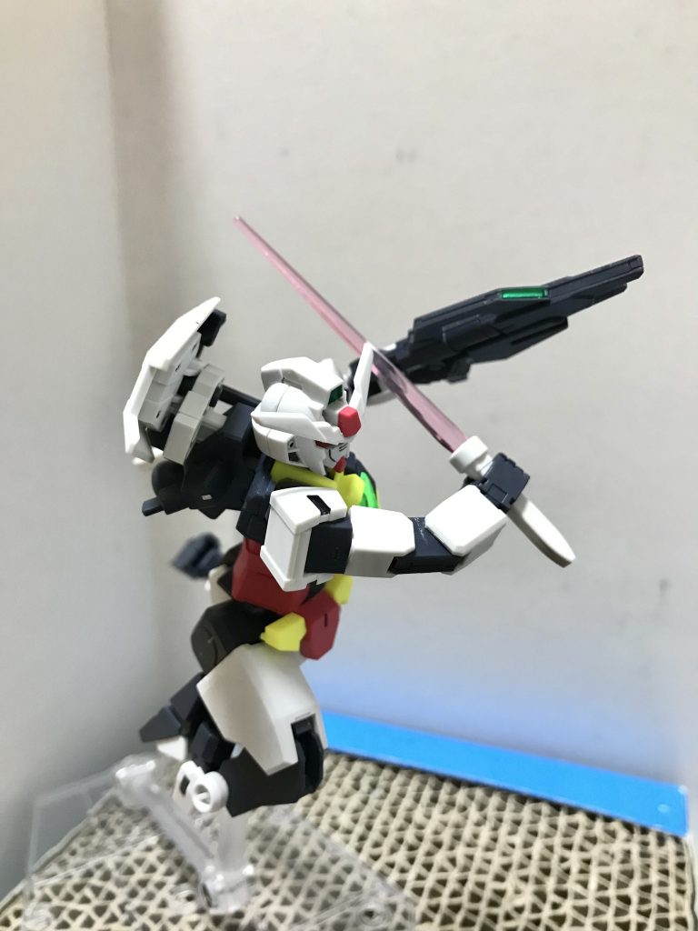 コアサーベル刀身はビームダガーくらいの長さ背面に取り付けていますが、少し硬いので無理に取ると破損の恐れあり