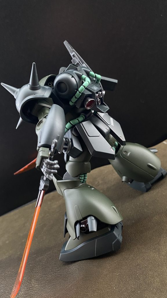 　彼らが防衛するチャクラ研究所と呼ばれるカラバの基地。ここには、三色、白、黄、赤、三機のゼータタイプが、搬入されることとなる、またエゥーゴは、数日前、北米においてアムロ･レイを保護している。彼を保護したのは、カミーユ･ビダン伍長という、若いアッシマーのパイロットだという。