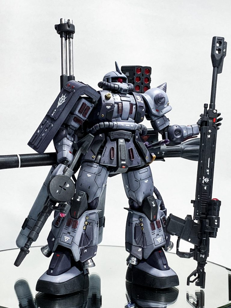 武装について。付属のマシンガン、バズーカ、対艦ライフルに加えて、右肩にガトリングガン、左肩にはバズーカのカートリッジを繋げてミサイルポッドっぽく背負わせ、胸元には機銃も生やしてみました。ぶきをいっぱいもったらつよい(感想)