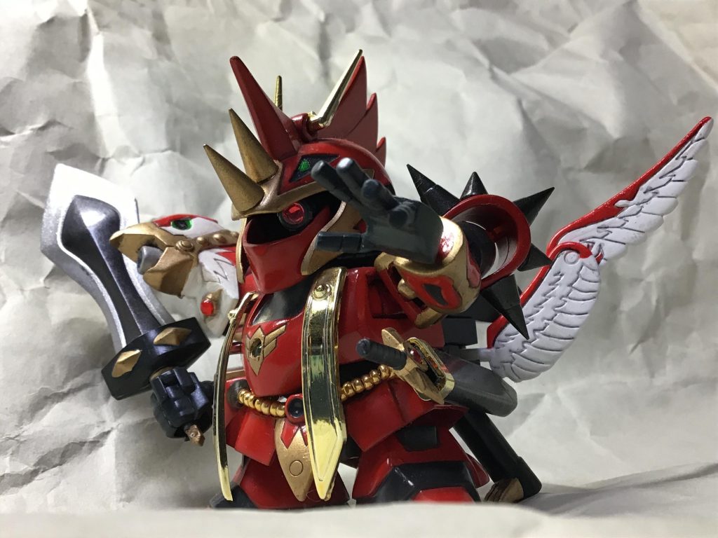 モノアイは可動します。1枚目のでかい斧やこの写真のでかい剣、その持ち手と左平手はダンボール戦記の武器セットから流用しました。