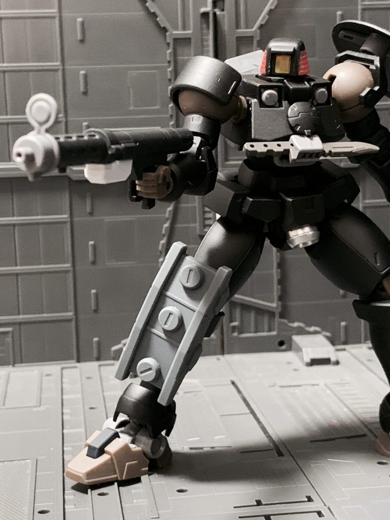 105mmライフル。ドラム型マガジンではなく、陸戦型ガンダムのマガジンを取り付けてみました。スリムになったので少しイメージを変えられたかなと思います。